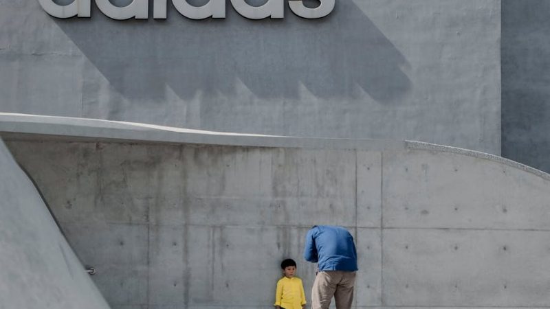 Adidas Aufschrift an der Wand