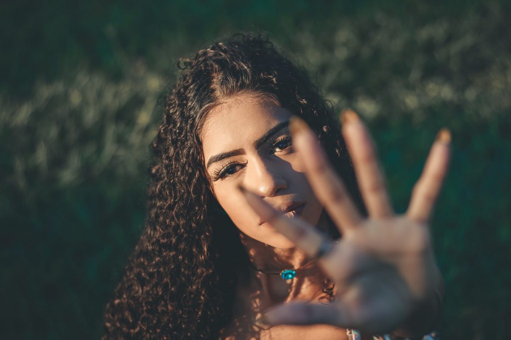 Die größten Meinungsverschiedenheiten haben Pressesprecher*innen mit der Geschäftsführung und dem Marketing. Fast genauso häufig kommt es inzwischen auch mit der Rechts- und Datenschutzabteilung zu Konflikten. Photo by Ibraim Leonardo on pexels.com / TRD Marketing/PR/Werbung