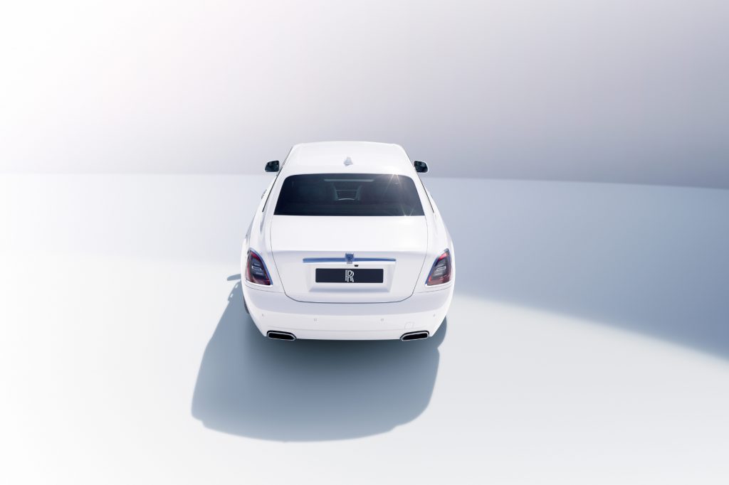 Ein weißer Rolls Royce von hinten 