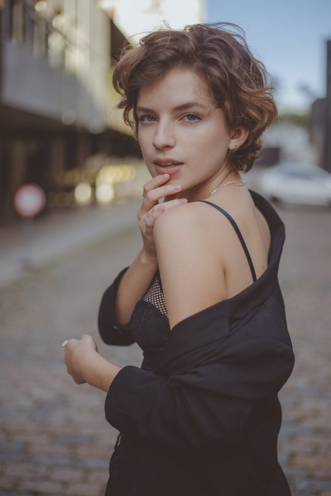 Frau die sich zurücklehnt