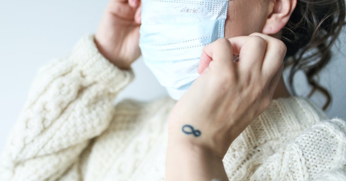 Frau mit Corona Schutz