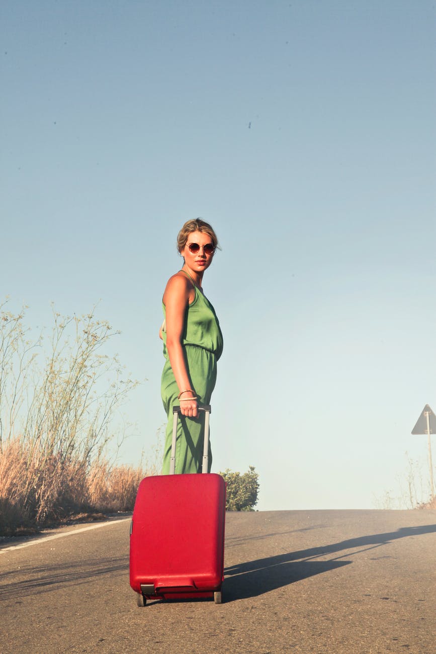 Frau mit Koffer