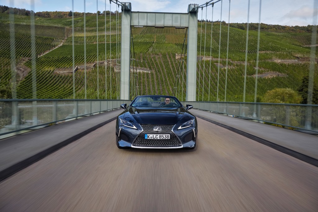 Die Scheinwerfer-Augen stechen wie Pfeile in den Kühlergrill. 