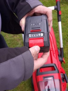 Die Akkus sind handlich und leistungsfähig. Sie lassen sich in allen Geräten und Werkzeugen der Systemreihe des Herstellers einfach einsetzen. Foto: TRD Redaktionsbüro