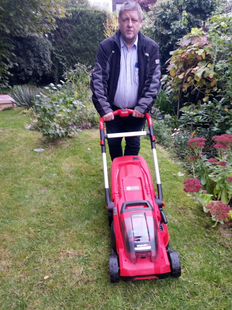 Moderne Akku-Rasenmäher brauchen weder Kabel noch Benzin. Foto TRD-Redaktionsbüro
