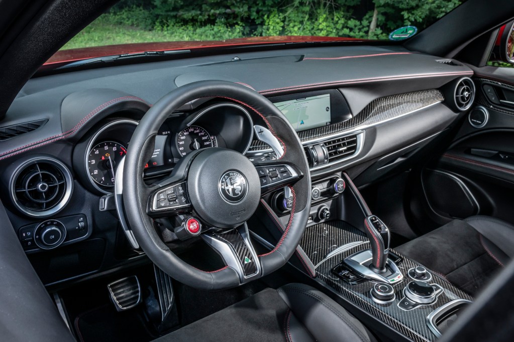 Der sanfte Bogen über den Giulia-Instrumenten schafft Ruhe für das Auge.© Alfa Romeo / TRD mobil