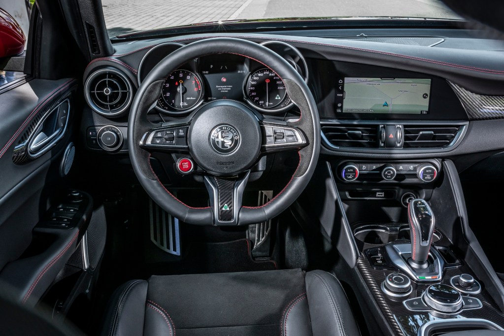 Klassische Zeigerinstrumente mit eigenen Domen und moderne Materialien stören im Stelvio einander nicht. © Alfa Romeo /TRD mobil