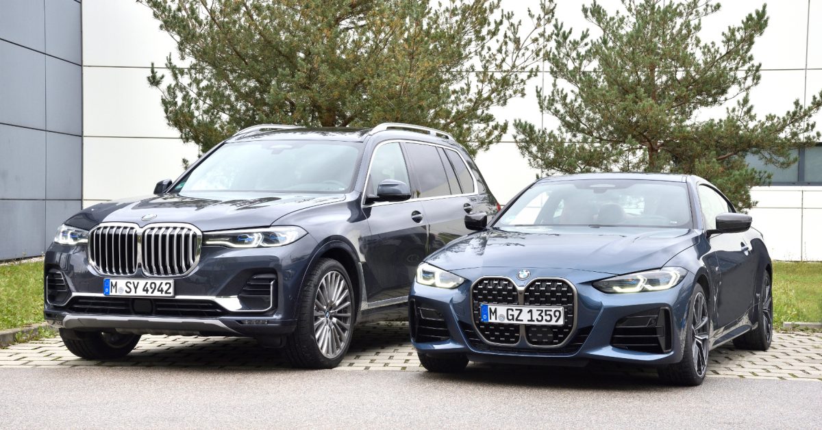 Ungleiche Brüder: BMW X7 ((links) und M440i, beide mit Sechszylinder-Motor hinter der wuchtigen Niere. © BMW