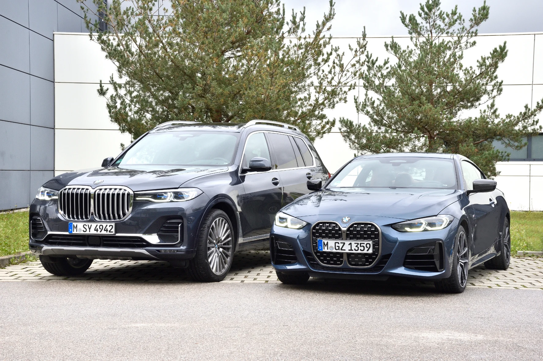 Ungleiche Brüder: BMW X7 ((links) und M440i, beide mit Sechszylinder-Motor hinter der wuchtigen Niere. © BMW
