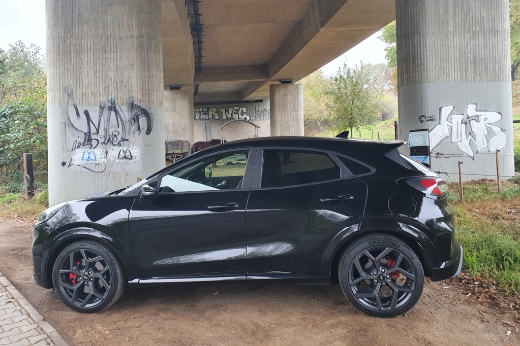 Die ST-Version setzt das Karosserie-Design des Ford Puma mit seiner coupehaft abfallenden Dachlinie und den muskulös herausgearbeiteten Rad-Häusern konsequent fort. © Jutta Bernhard / mid T trd mobil