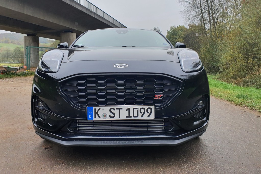  In den vorderen Stoßfänger des neuen Ford Puma ST ist die Frontlippe mit dem Ford Performance-Logo integriert. © Jutta Bernhard / mid /trd mobil