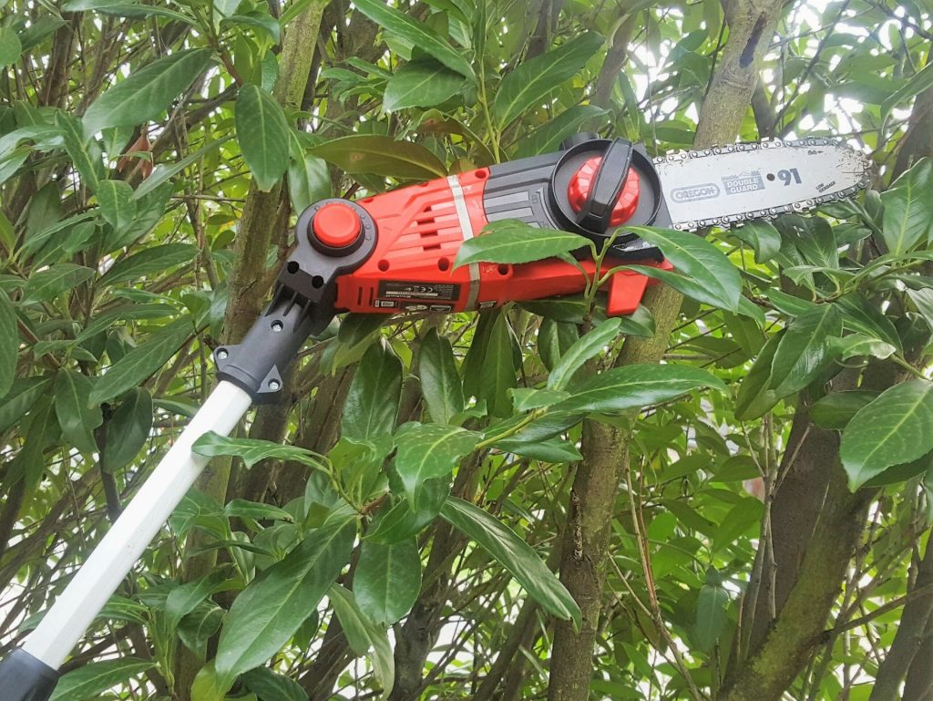 Mit einem Akku Multifunktionswerkzeug ist man für hohe Schneide-Arbeiten im Geäst gut ausgerüstet. Dabei sorgt beim GE-HC 18 Li, von Marktführer Einhell, ein OREGON Qualitätsschwert mit Kette für ein sauberes Schnittbild.  Foto: TRD Redaktionsbüro