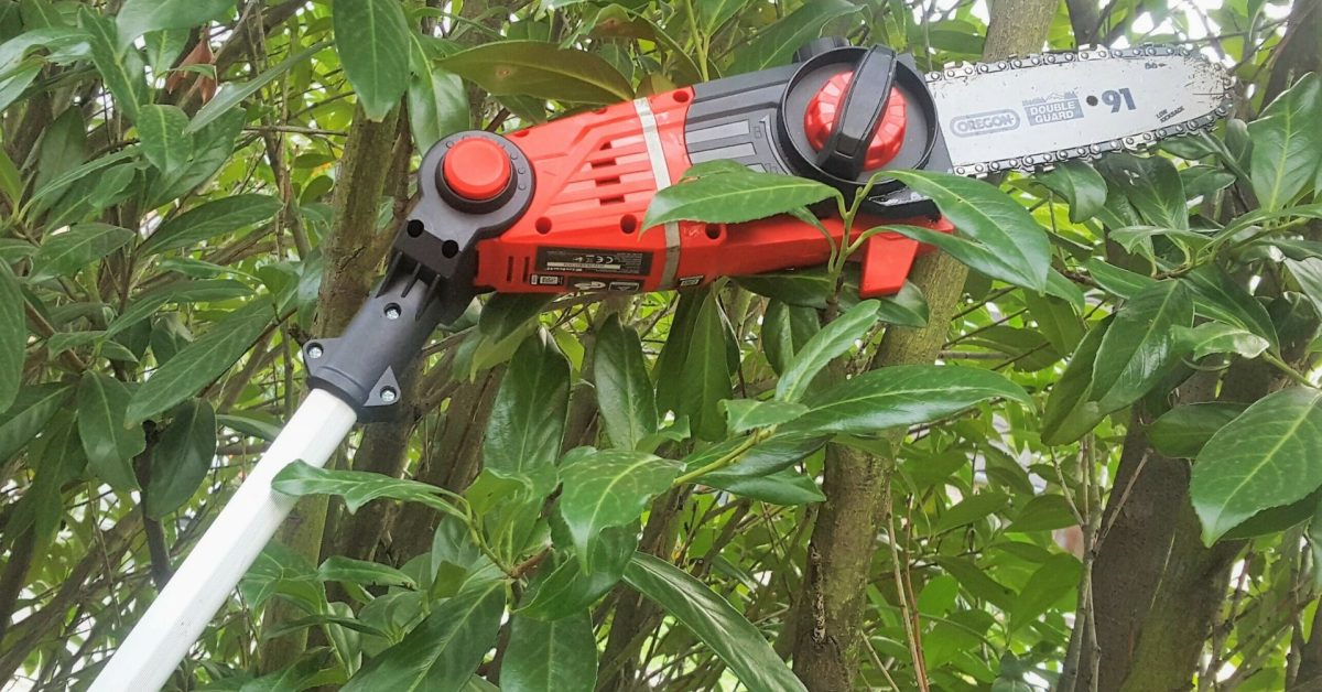 Mit einem Akku Multifunktionswerkzeug ist man für hohe Schneide-Arbeiten im Geäst gut ausgerüstet. Dabei sorgt beim GE-HC 18 Li, von Marktführer Einhell, ein OREGON Qualitätsschwert mit Kette für ein sauberes Schnittbild.  Foto: TRD Redaktionsbüro