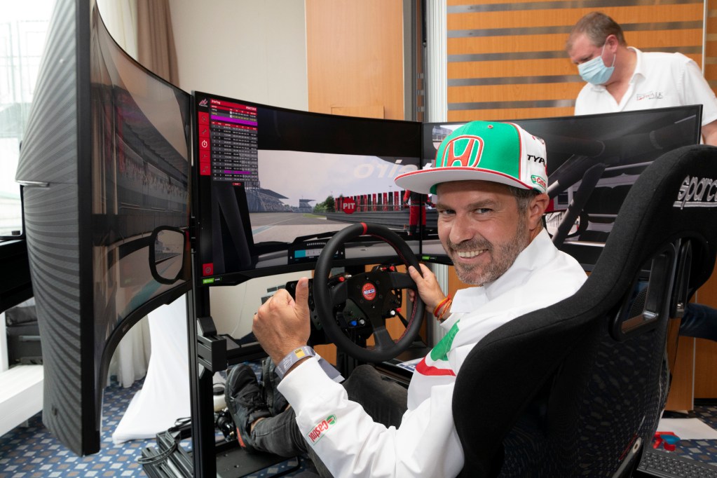 - Rennfahrer Tiago Monteiro legt eine Nordschleifen-Bestzeit am Simulator vor. © Thorsten Weigl / Honda / TRD mobil
