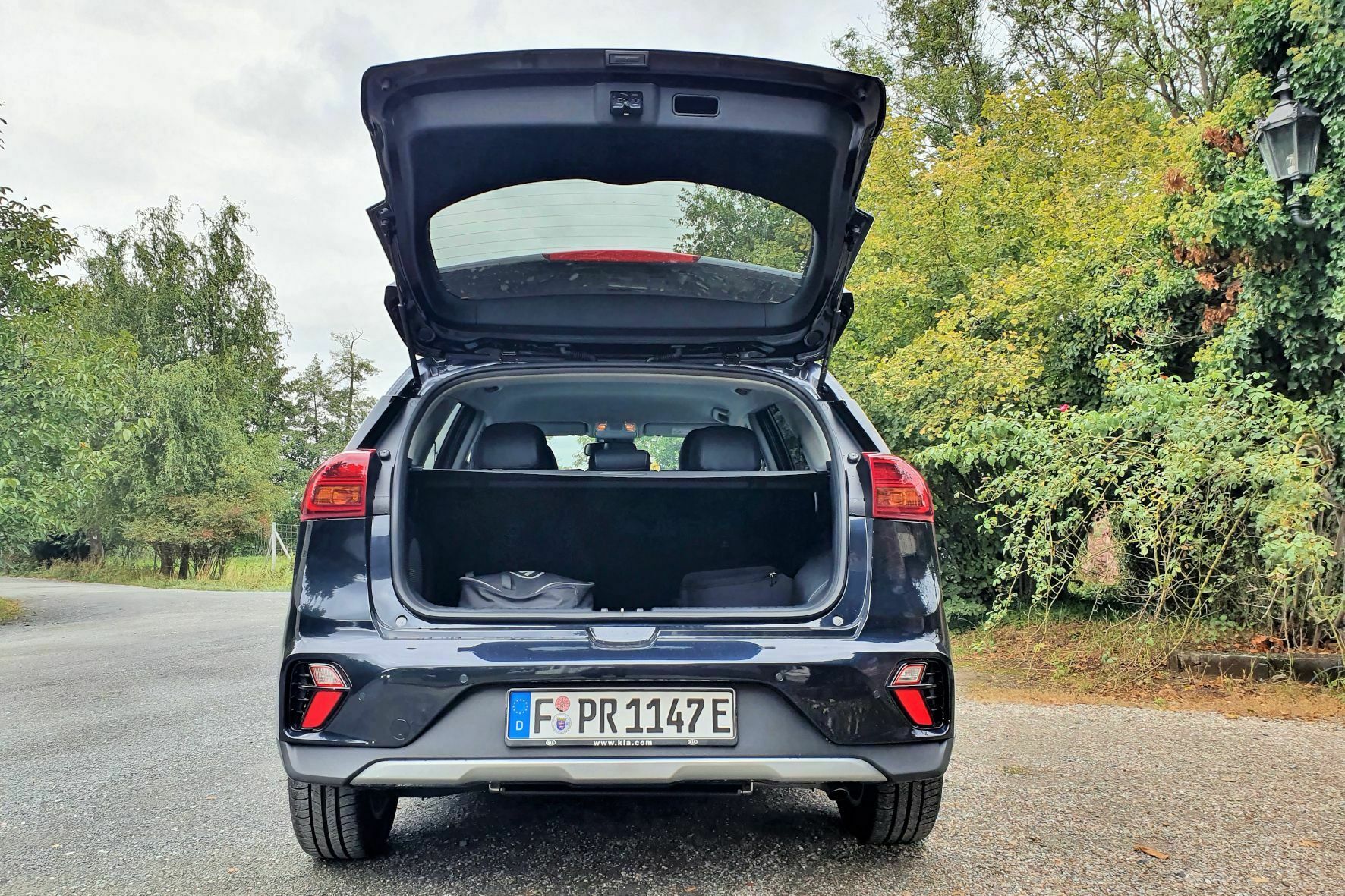 Der Platz im Kofferraum reicht trotz der recht großen Batterie unter dem Ladeboden im Alltag völlig aus. © Jutta Bernhard / mid / trd mobil