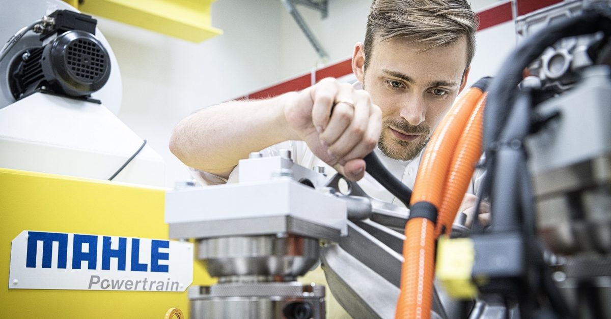 Eingespannt zwischen die zwei Lastmaschinen wird der E-Antrieb unter realen Fahrbedingungen geprüft. © MAHLE Powertrain / TRD mobil