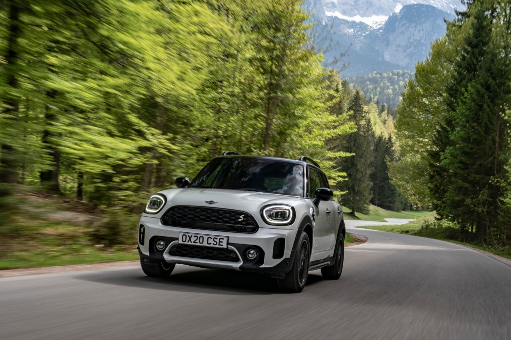 Frischer Look, neuer Antrieb: Der Mini Cooper SE Countryman All4 kommt rein elektrisch bis zu 61 Kilometer weit. © Mini / trd mobil
