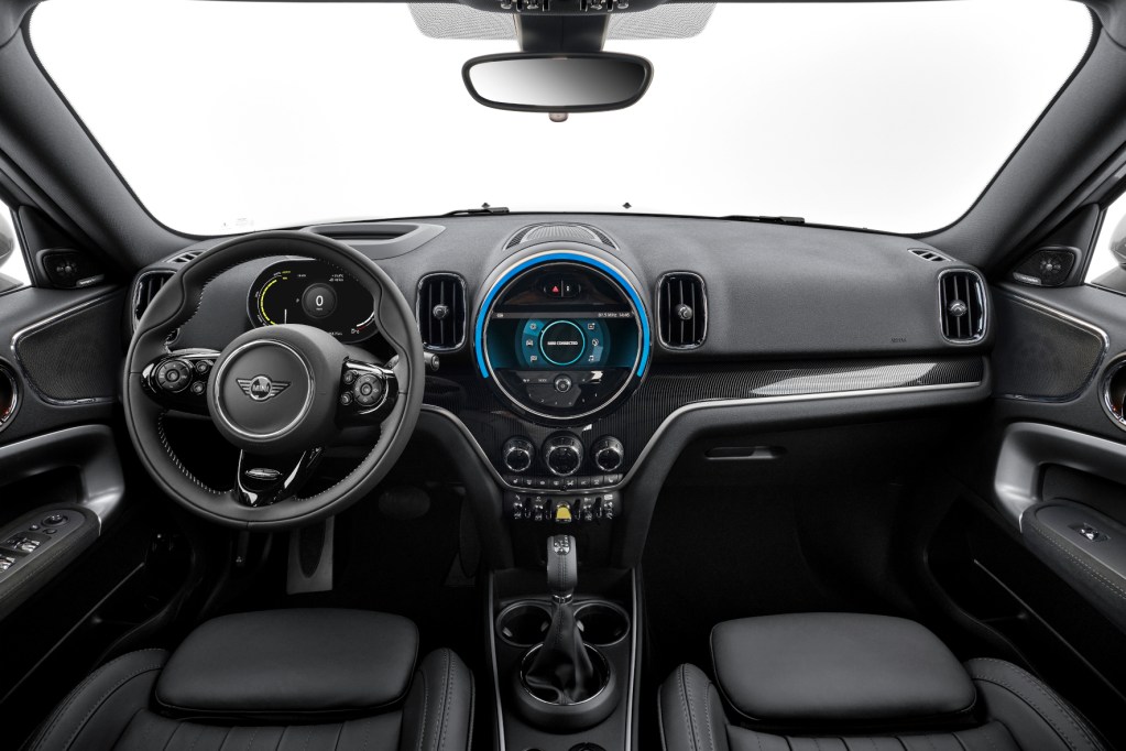Ein neu gestaltetes Zentralinstrument im Piano Black Hochglanz-Design ist als Sonderausstattung verfügbar. © Mini /trd mobil