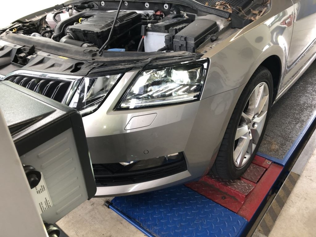 Fahrzeuge mit defekter oder falsch eingestellter Beleuchtung sind eine Gefahr im Straßenverkehr. © TÜV Thüringen / TRD mobil