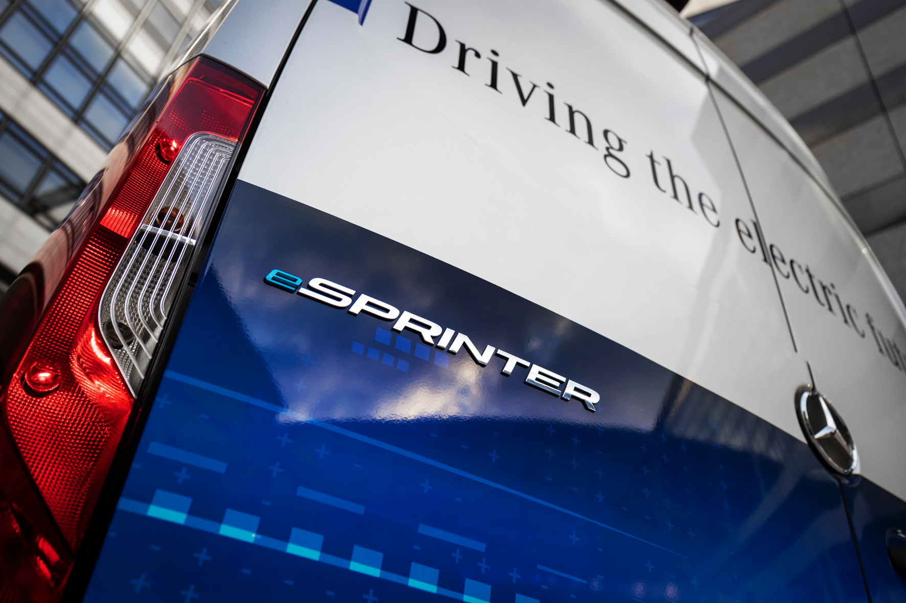 Der eSprinter soll in allen Branchen, die mit Transporten mittlerer Größenordnung zu tun haben, so verlässlich sein wie der alte Bekannte mit Verbrennungsmotor. © Daimler / TRD mobil
