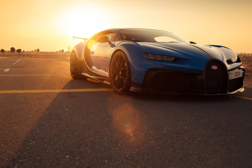 Startklar: Der neue Bugatti Chiron Pur Sport setzt an zum Spurt durch die Vereinigten Arabischen Emirate. © Bugatti / TRD mobil