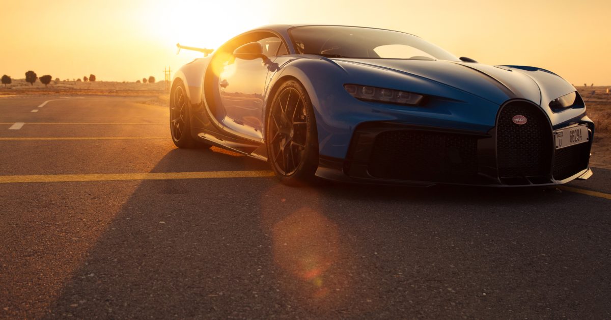Startklar: Der neue Bugatti Chiron Pur Sport setzt an zum Spurt durch die Vereinigten Arabischen Emirate. © Bugatti / TRD mobil
