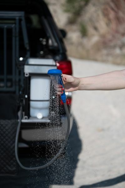 Tierisches Zubehör: eine praktische Brause für den Vierbeiner. © Mitsubishi / TRD mobil