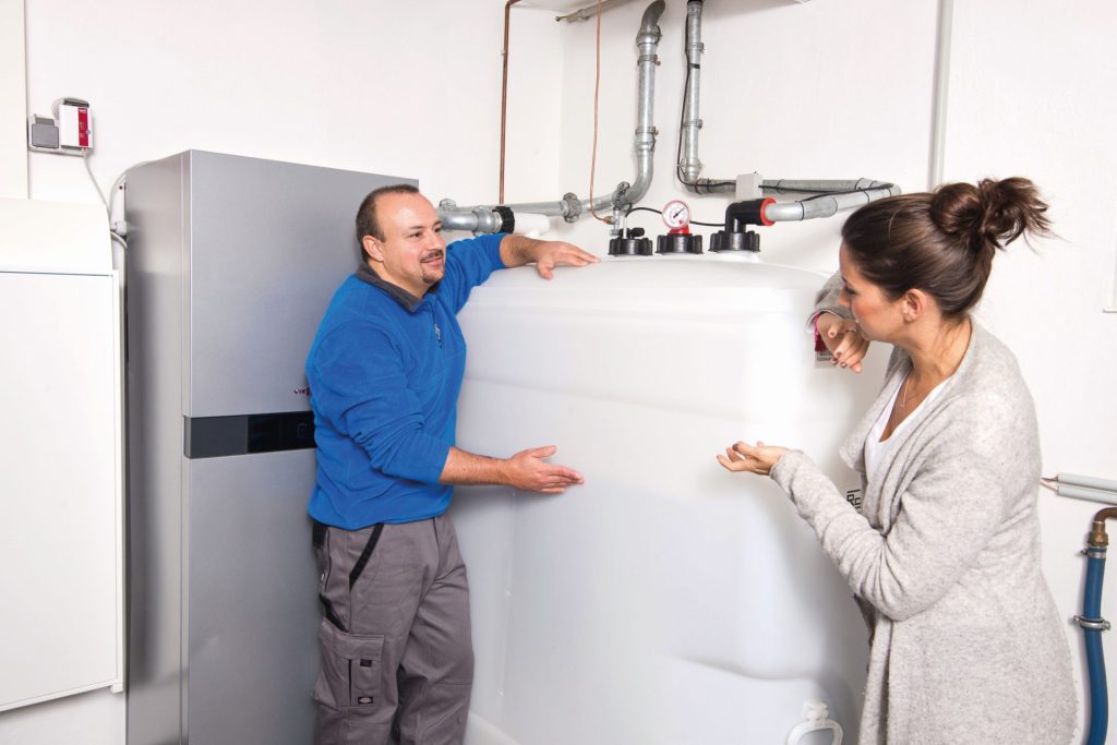 Das „grüne“ Heizöl für die teilnehmenden Haushalte besteht aus einer Mischung aus einer nahezu klimaneutralen Komponente und Premium-Heizöl. Foto: IWO / TRD Bauen und Wohnen