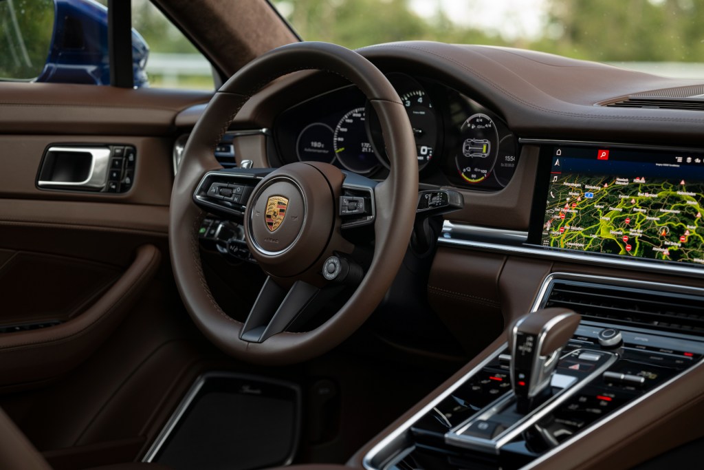 Das Digital-Cockpit des Panamera wurde aufgerüstet, die Bedienbarkeit ist besser geworden und sogar die Sprachassistenz läuft flüssiger.© Porsche / TRD mobil