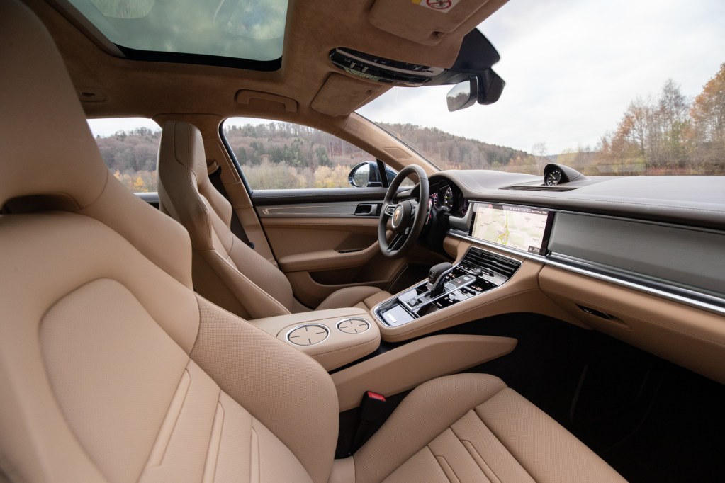 Wie ein feines Wohnzimmer: Der Innenraum des Panamera schmückt sich mit edlen Materialen wie Leder, Lack und Holz. © Porsche / TRD mobil 