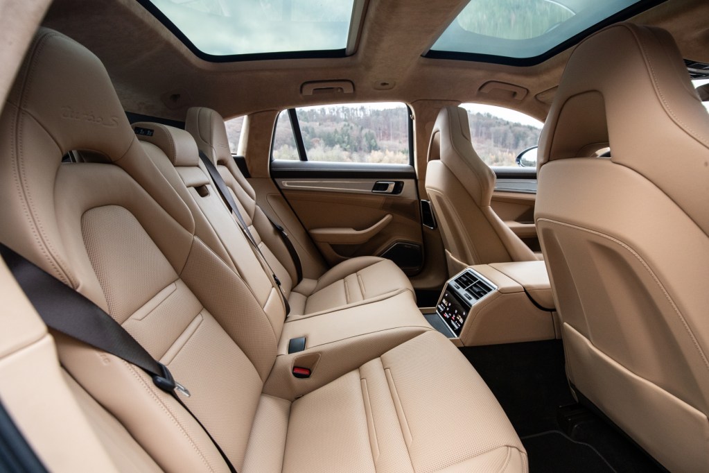 Die hinteren Sitzplätze sind keineswegs die schlechteren. In China dient der Panamera oft auch als Chauffeurs-Limousine. © Porsche / TRD mobil
