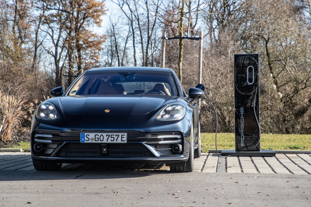 Korrekt - und damit auf der Höhe der Zeit - ist auch der Antrieb. Hybrid heißt das Zauberwort. Also die Kraft von zwei Motoren. Porsche / TRD mobil