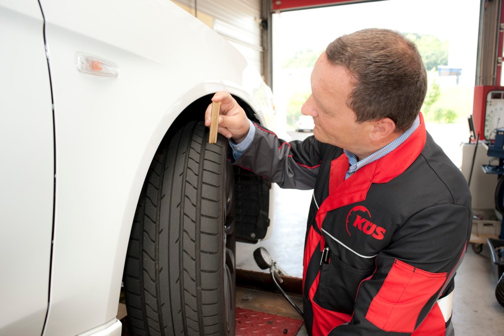 Ein Reifencheck sollte bei jedem zweiten Tankstopp durchgeführt werden. © Initiative Reifenqualität Foto: Becker & Bredel / TRD mobil