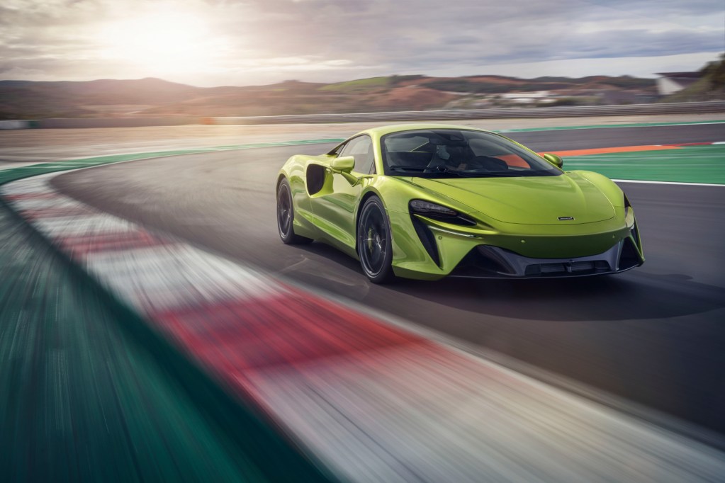 Supersportwagen mit zwei Motoren. Der V6-Benziner pusht den Artura zusammen mit einer E-Maschine in 3,0 Sekunden von 0 auf Tempo 100. © McLaren / trd mobil