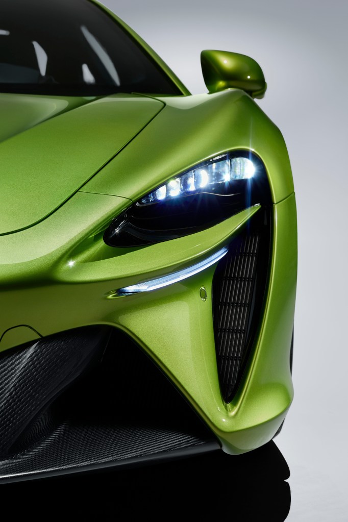 Große Lufteinlässe und der McLaren-typische Bumerang prägen die Frontpartie des neuen Artura, der ab 226.000 Euro kosten wird. © McLaren