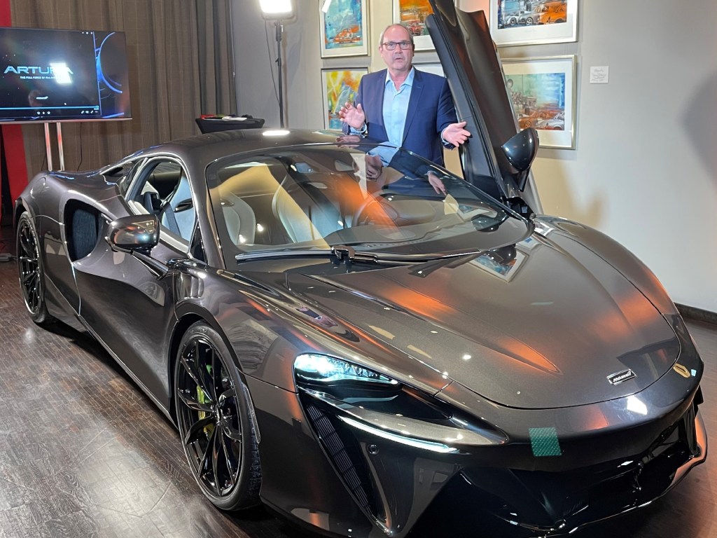 Es bleibt dabei. Bei McLaren öffnen sich die Türen nach oben. Sieht immer spektakulär aus, findet mid-Autor Rudolf Bögel.