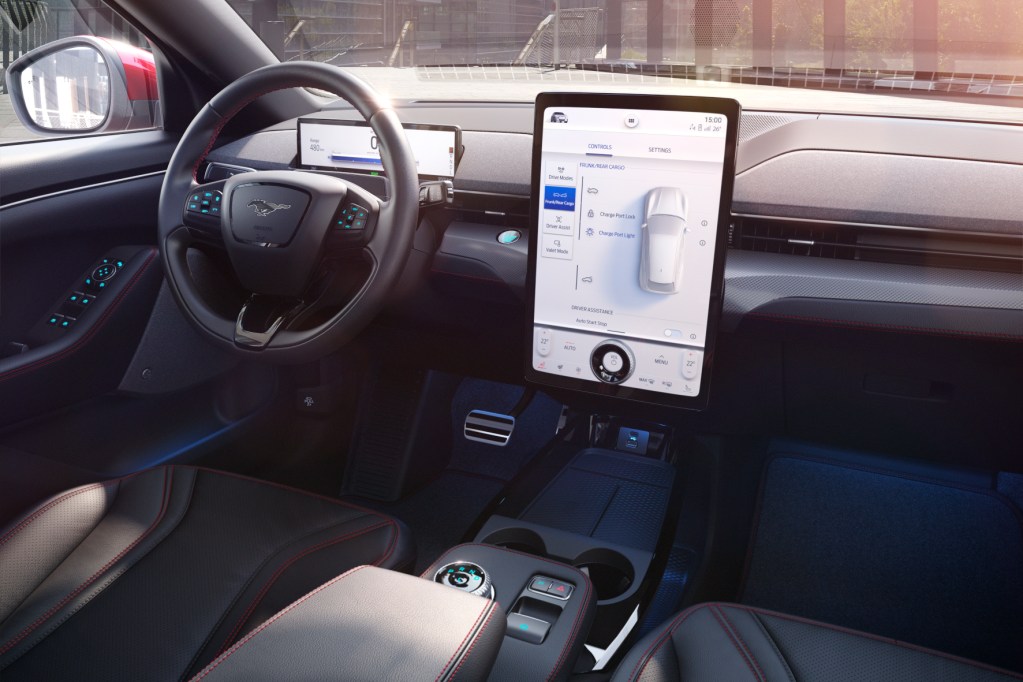 Der große Touchscreen und das aufgeräumte Interieur des Mach-E erinnern an einen Stromer aus Kalifornien. © Ford / TRD mobil