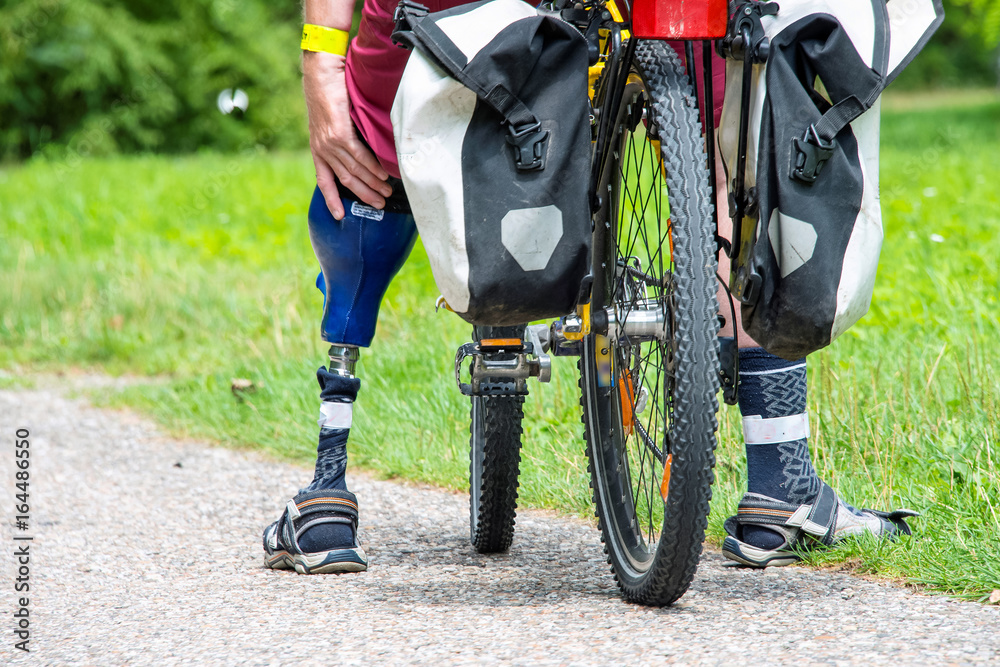 Radfahrer mit Prothese
