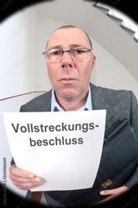 Gerichtsvollzieher vor Wohnungstüre bei Zwangsvollstreckung