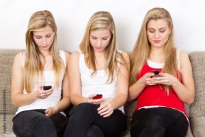 junge frauen verschicken sms mit dem handy