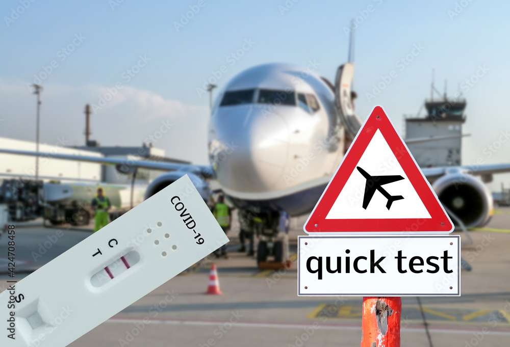 Warnschild quick test Corona auf dem Flughafen