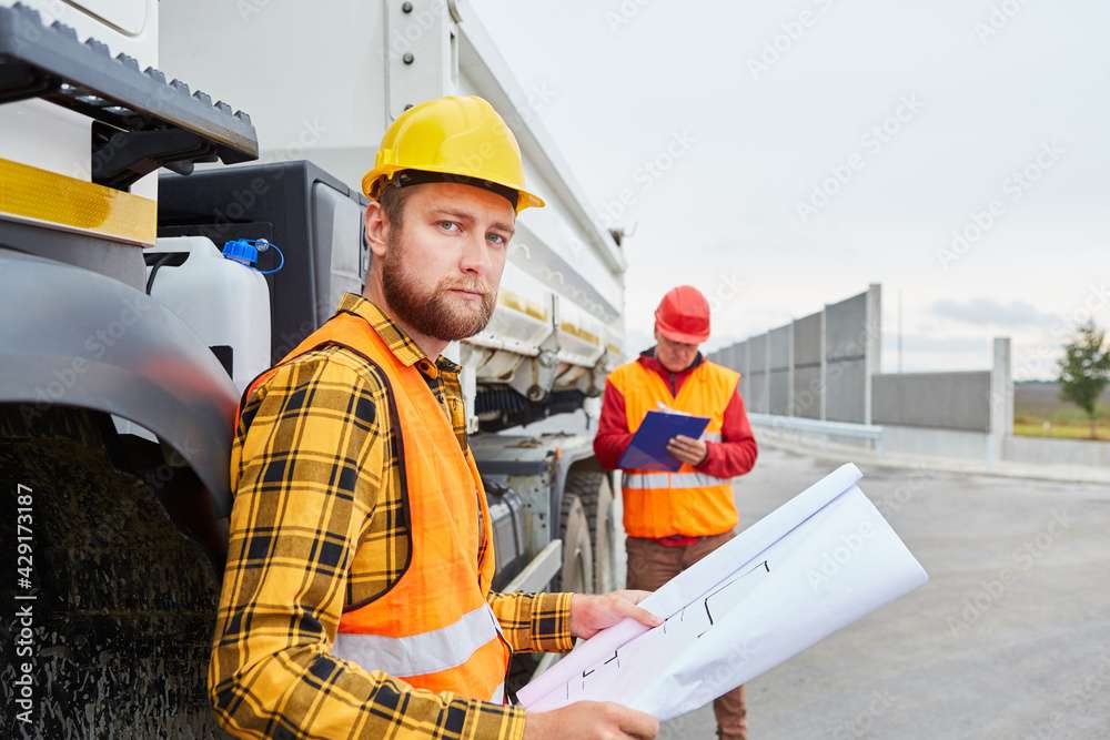 Bauarbeiter mit Plan auf Baustelle von Straßenbau