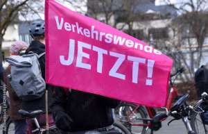 Rote Fahne auf einer Fahrrad-Demo: "Verkehrswende JETZT!"