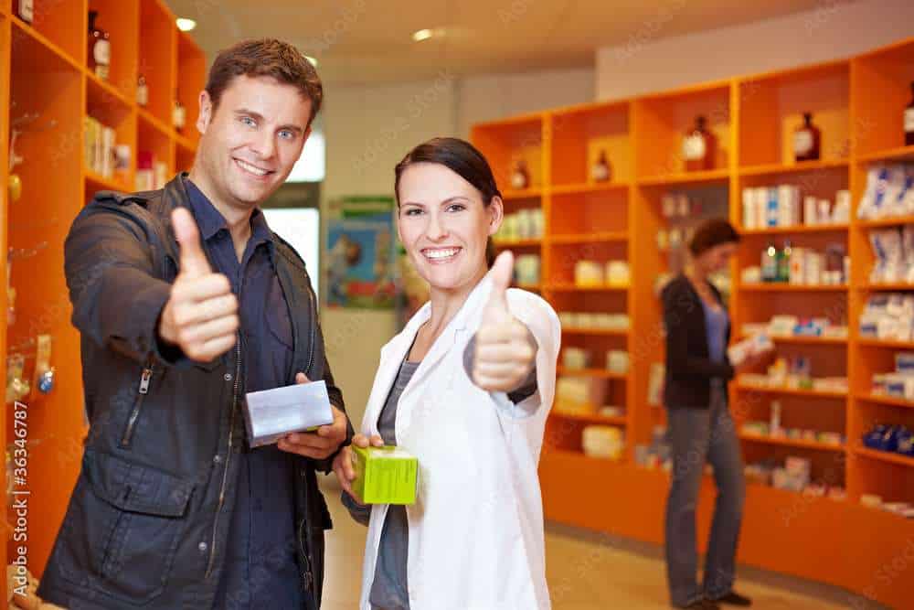 Kunde und Apothekerin halten Daumen hoch