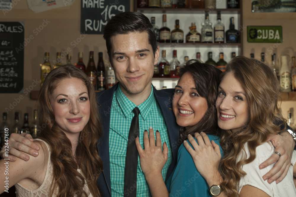Mann mit drei Frauen in der Bar