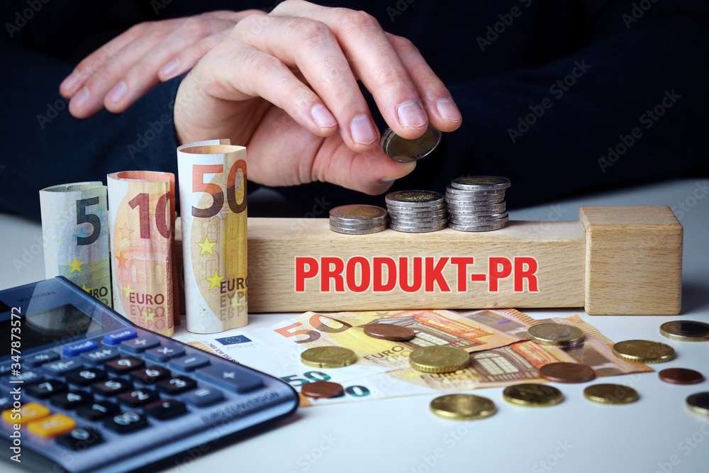 Produkt-PR. Männliche Hand stapelt Geld-Turm (Euro). Begriff an Baustein. Münzen, Scheine & Taschenrechner. Konzept für Business, Finanzen, Statistik