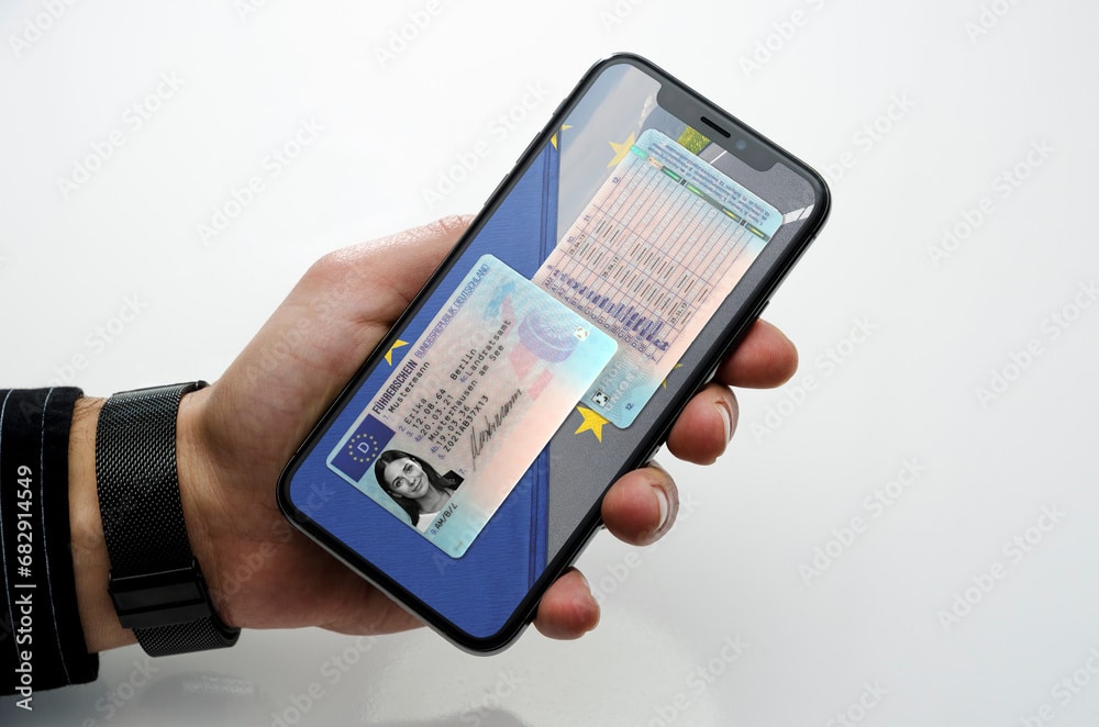 Digitaler Führerschein auf einem Handy in der Hand gehalten