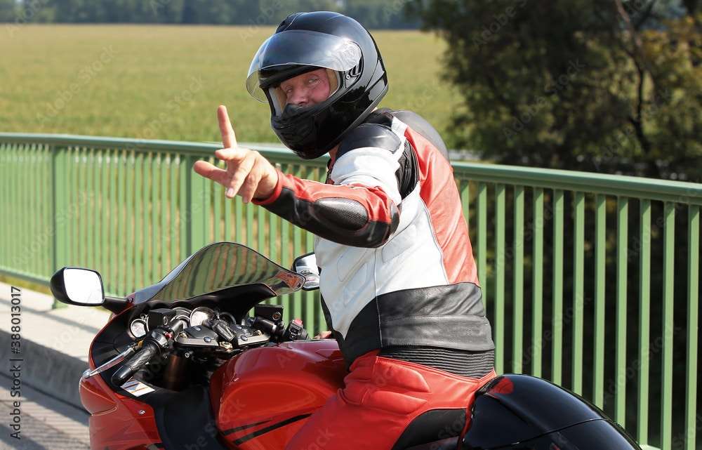 Motorradfahrer mit Geste