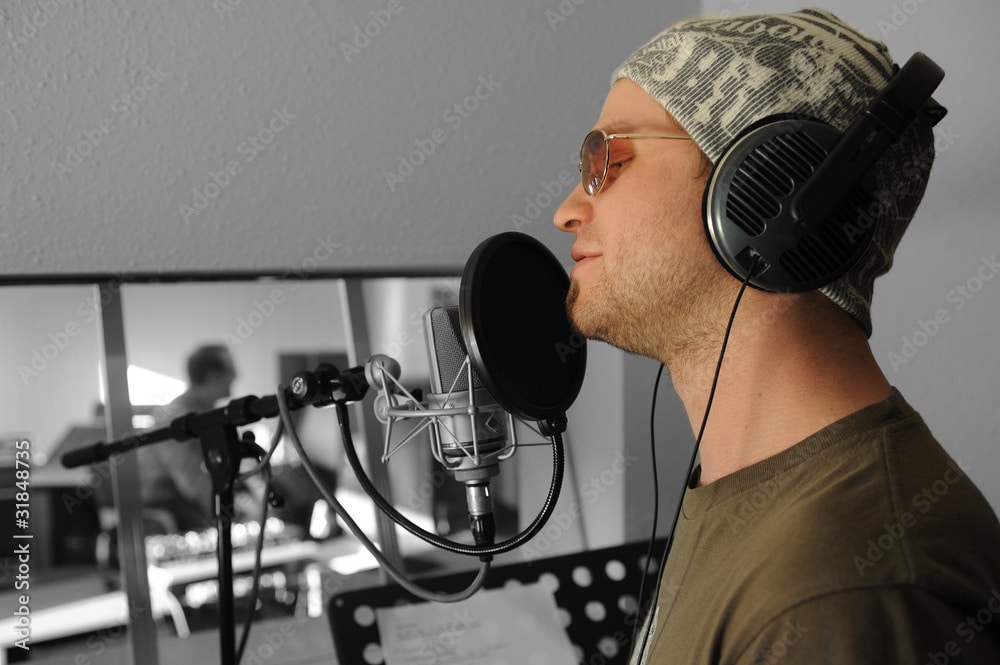 Star singt im Tonstudio