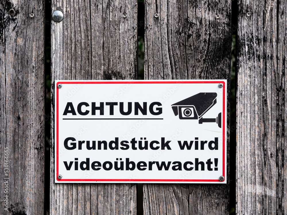Achtung: Grundstück wird überwacht!